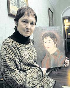 <Тамара Москвина с портретом, нарисованным Леной>